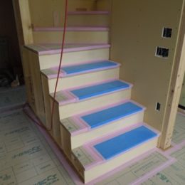 ひな壇の造作階段