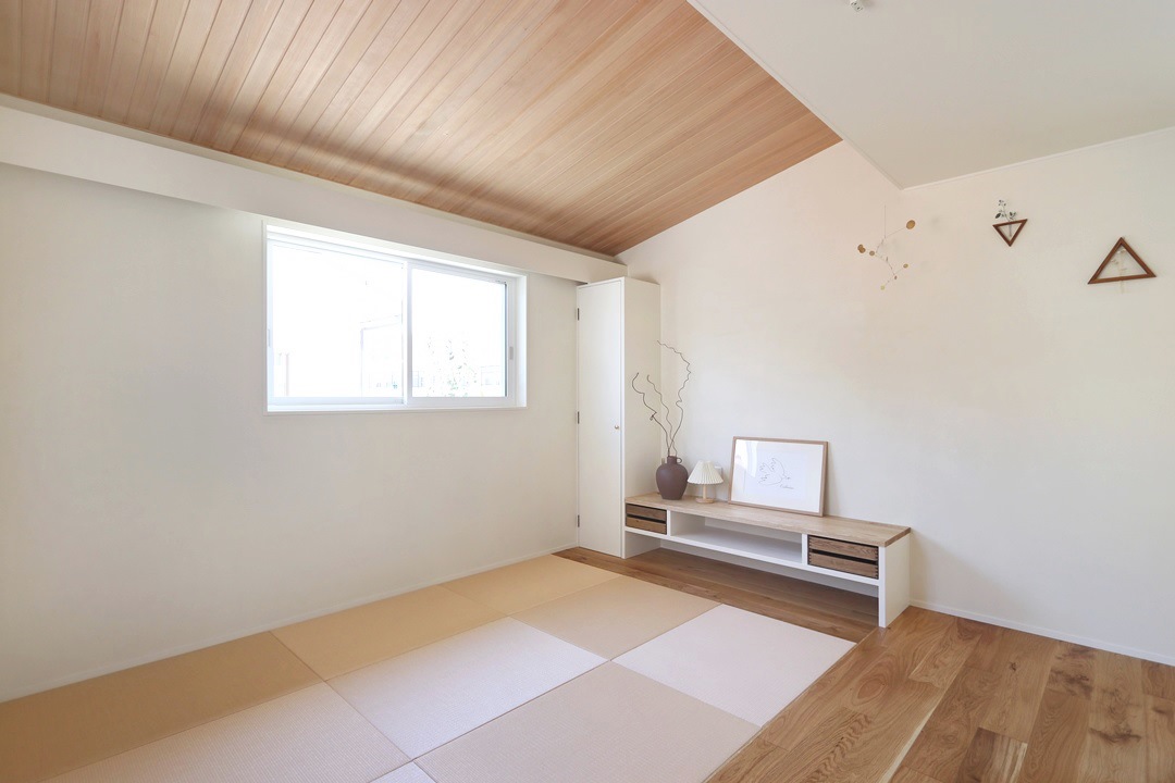ベージュの和紙畳を使った畳リビングは、板張りの勾配天井とも相性良く馴染む。