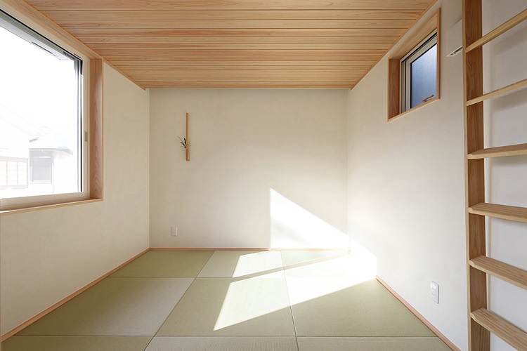 リビングに併設した和室。ヒノキの板張り天井が清々しい香りを放ちます。