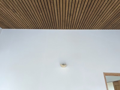 真鍮製照明器具と天井板張り