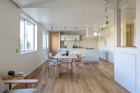 海外インテリアのような2Fリビングと防音室のある家