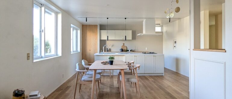 海外インテリアのような2Fリビングと防音室のある家