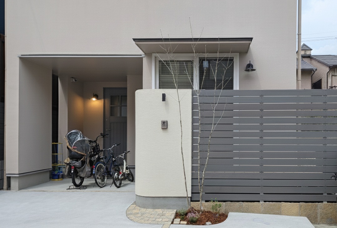 グレージュの外壁とグレーのフェンス