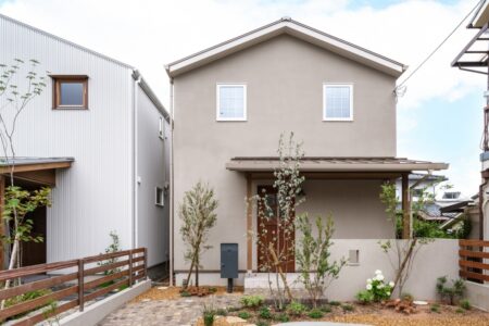 海外の絵本に出てくるような 三角屋根の家