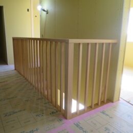 2階ホール木製スリット手摺