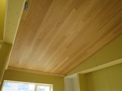 勾配天井オーク板張り