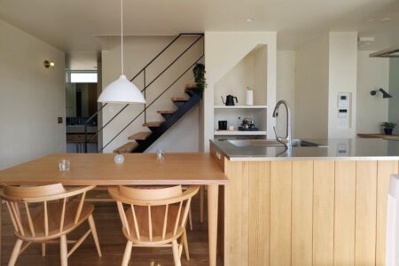 アイランドキッチンとインナーテラスのある家