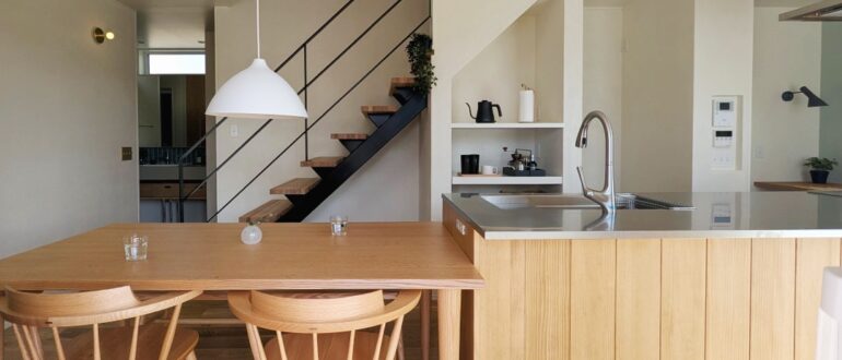 アイランドキッチンとインナーテラスのある家