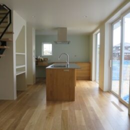 木製アイランド型キッチン