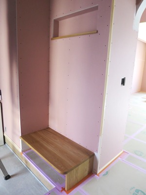 造作ベンチと幅広ニッチ