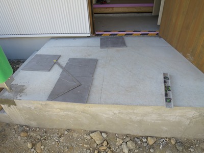 玄関ポーチタイル貼り