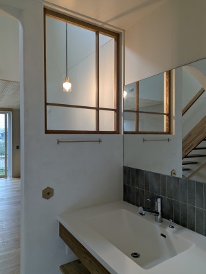 造作洗面台と室内窓