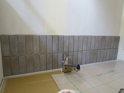 洗面前壁タイル貼り
